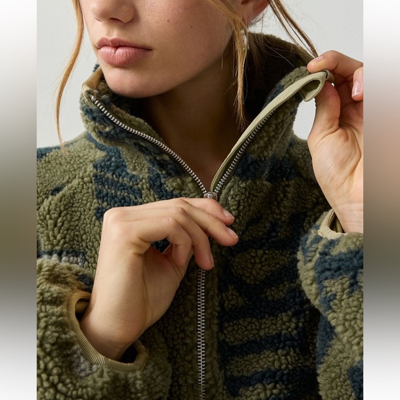 NWT Women’s Nike Sportswear High-Pile Fleece Zip- Up Jacket - Picture 2 of 13